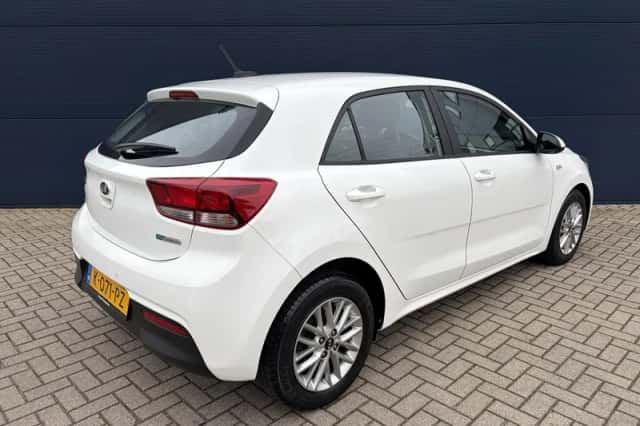 Kia Rio (2021) thumbnail 4