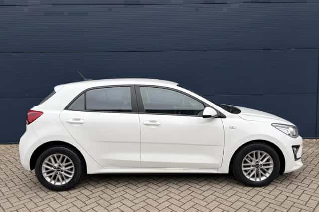 Kia Rio (2021) thumbnail 5