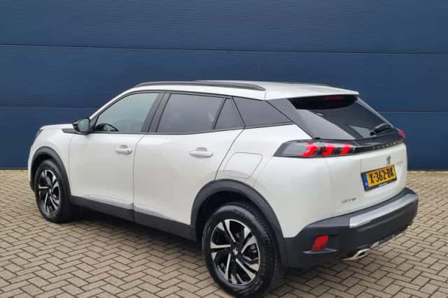 Peugeot 2008 (2023) thumbnail 4