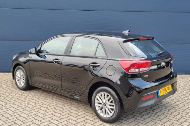 Kia Rio (2021) thumbnail 3