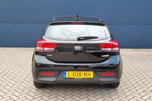 Kia Rio (2021) thumbnail 4