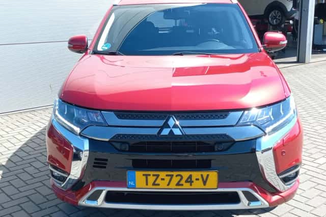 Mitsubishi Outlander (2018) thumbnail 2