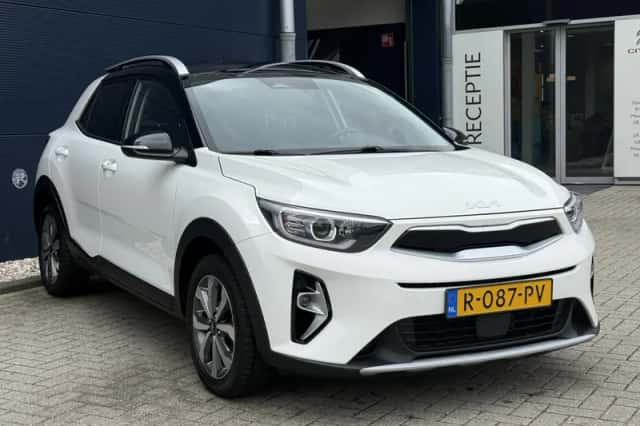 Kia Stonic (2022) thumbnail 3