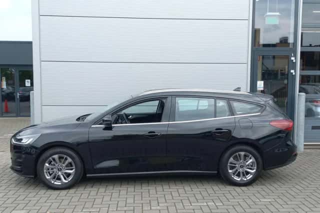 Ford Focus (2022) thumbnail 4