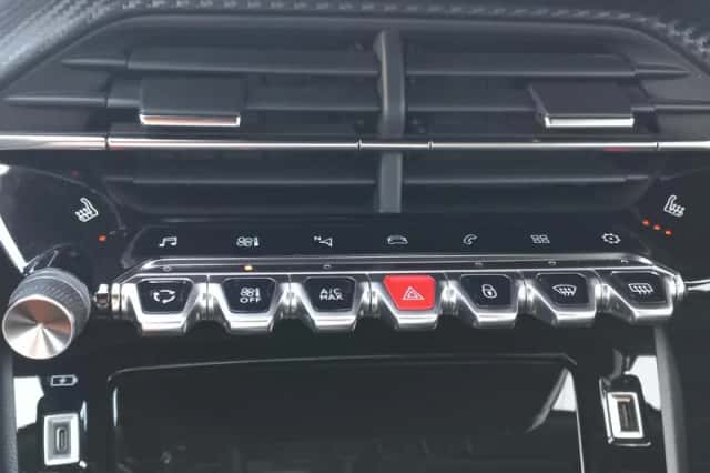Peugeot 2008 (2021) thumbnail 6