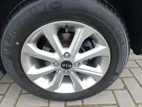 Kia Stonic (2021) thumbnail 9