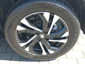 Peugeot 2008 (2021) thumbnail 9