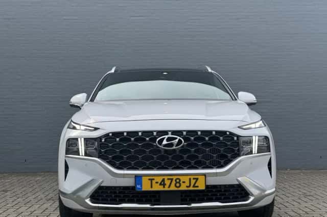 Hyundai Santa Fe (2023) thumbnail 3