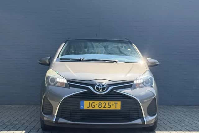 Toyota Yaris (2016) thumbnail 3