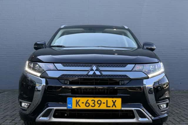 Mitsubishi Outlander (2021) thumbnail 3