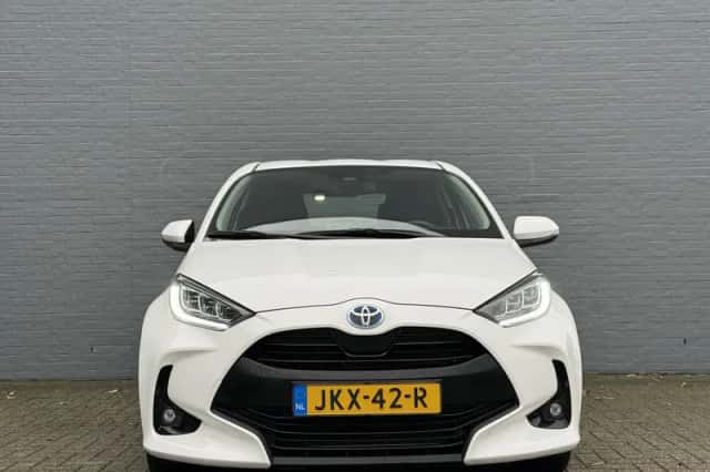 Toyota Yaris (2020) thumbnail 3