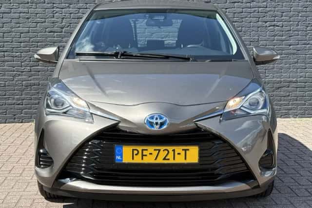 Toyota Yaris (2017) thumbnail 2
