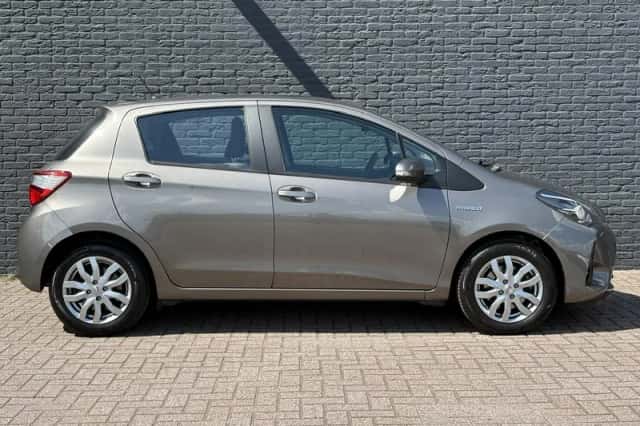 Toyota Yaris (2017) thumbnail 4