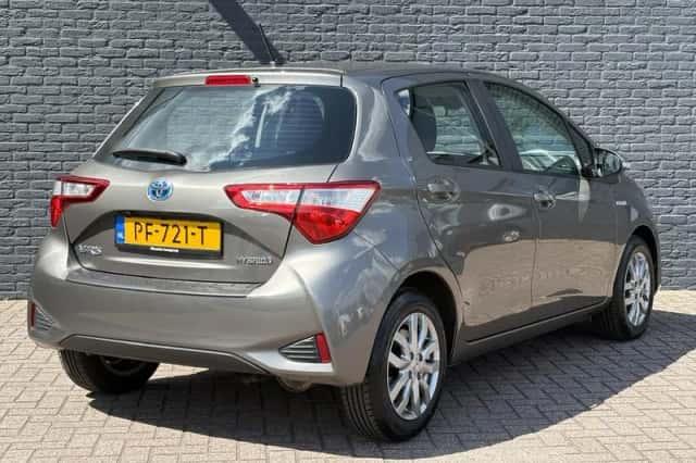 Toyota Yaris (2017) thumbnail 5