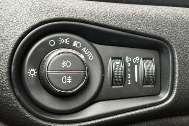 Jeep Renegade (2023) thumbnail 25