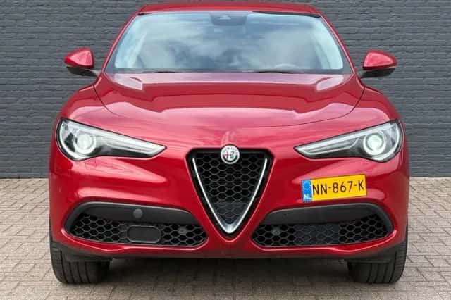Alfa Romeo Stelvio (2017) thumbnail 2