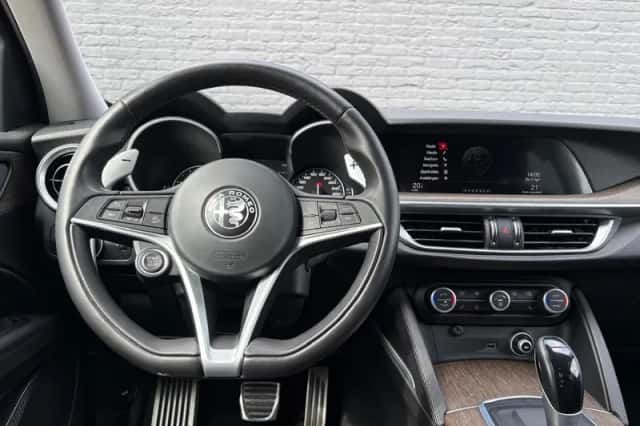 Alfa Romeo Stelvio (2017) thumbnail 17
