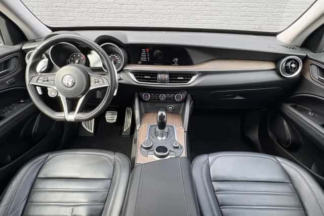 Alfa Romeo Stelvio (2017) thumbnail 18