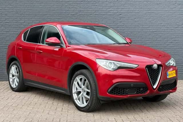 Alfa Romeo Stelvio (2017) thumbnail 3