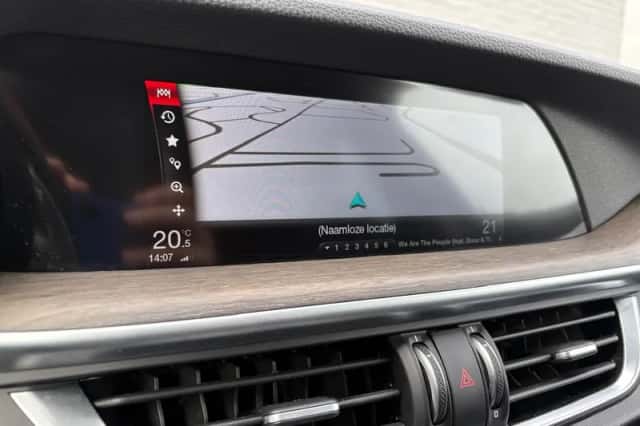 Alfa Romeo Stelvio (2017) thumbnail 24