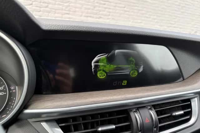 Alfa Romeo Stelvio (2017) thumbnail 28
