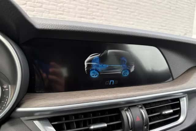 Alfa Romeo Stelvio (2017) thumbnail 29