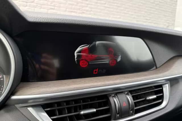 Alfa Romeo Stelvio (2017) thumbnail 30