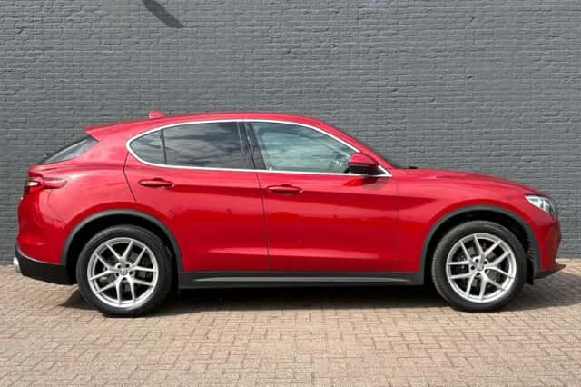 Alfa Romeo Stelvio (2017) thumbnail 4