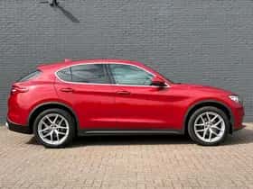 Alfa Romeo Stelvio (2017) thumbnail 4