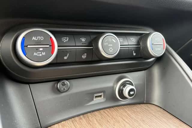 Alfa Romeo Stelvio (2017) thumbnail 35