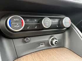 Alfa Romeo Stelvio (2017) thumbnail 35