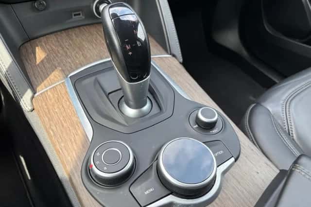 Alfa Romeo Stelvio (2017) thumbnail 36