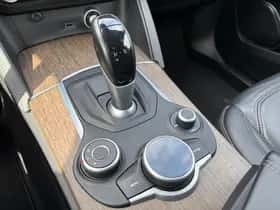 Alfa Romeo Stelvio (2017) thumbnail 36