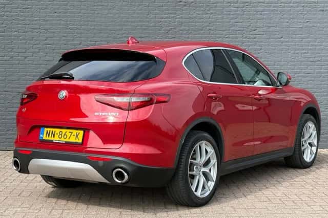 Alfa Romeo Stelvio (2017) thumbnail 5