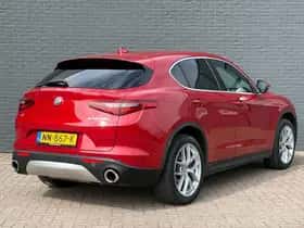 Alfa Romeo Stelvio (2017) thumbnail 5