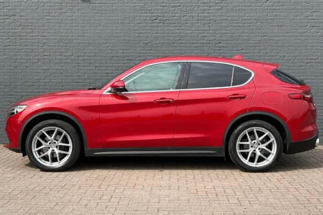 Alfa Romeo Stelvio (2017) thumbnail 8