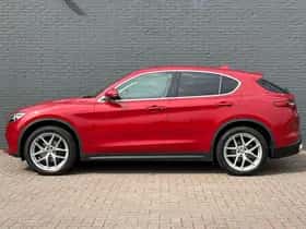 Alfa Romeo Stelvio (2017) thumbnail 8