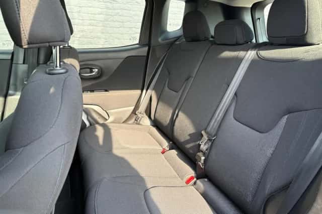 Jeep Renegade (2016) thumbnail 13
