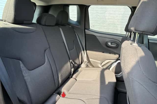 Jeep Renegade (2016) thumbnail 14