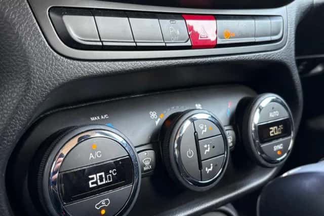 Jeep Renegade (2016) thumbnail 25