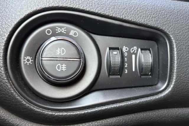 Jeep Renegade (2016) thumbnail 28