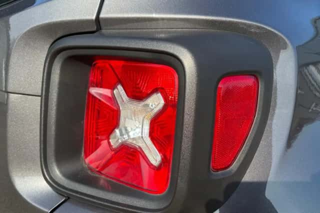 Jeep Renegade (2016) thumbnail 33