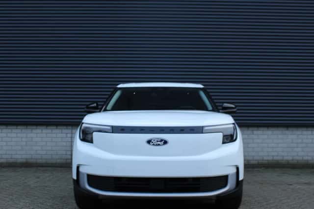 Ford Explorer (2025) thumbnail 3