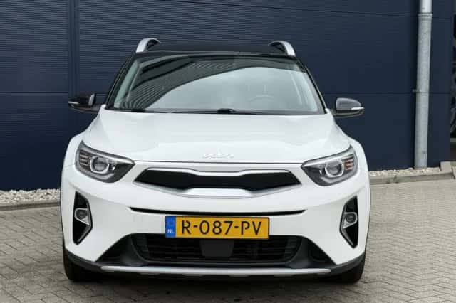 Kia Stonic (2022) thumbnail 2