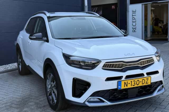 Kia Stonic (2021) thumbnail 3