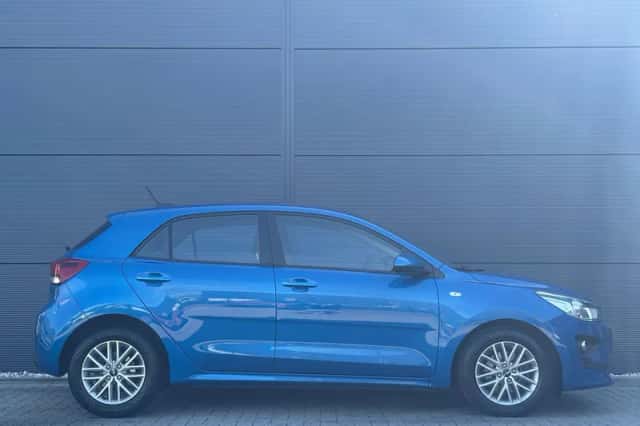 Kia Rio (2023) thumbnail 4