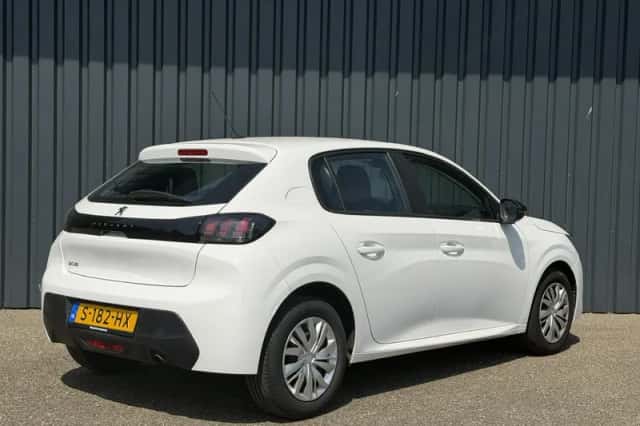 Peugeot 208 (2023) thumbnail 3