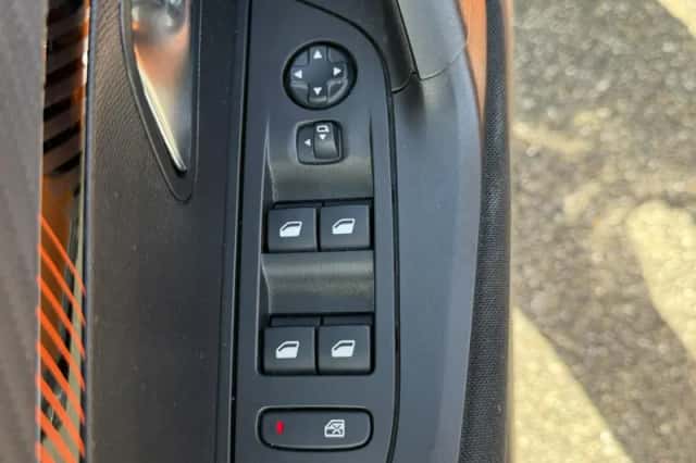 Peugeot e-2008 (2021) thumbnail 6