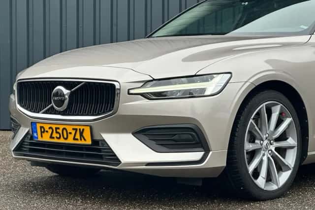Volvo V60 (2022) thumbnail 11