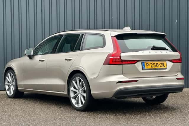 Volvo V60 (2022) thumbnail 3